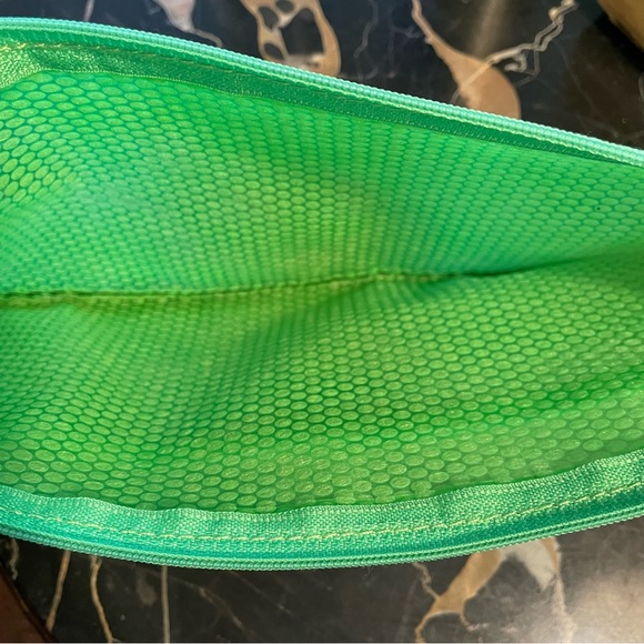 3 Multi-use Zippered Pouches Red Sporty Bag Green Vented Bag & White Classy Bag - Picture 10 of 14